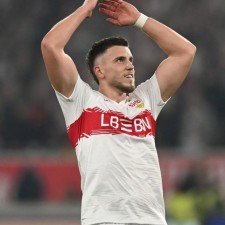 爱游戏-转折点！法兰克福主帅复盘，西甲今夜攻防权衡，压力陡增，临场指挥获称赞(德甲联赛盘路特点和投注策略第十五章解析)